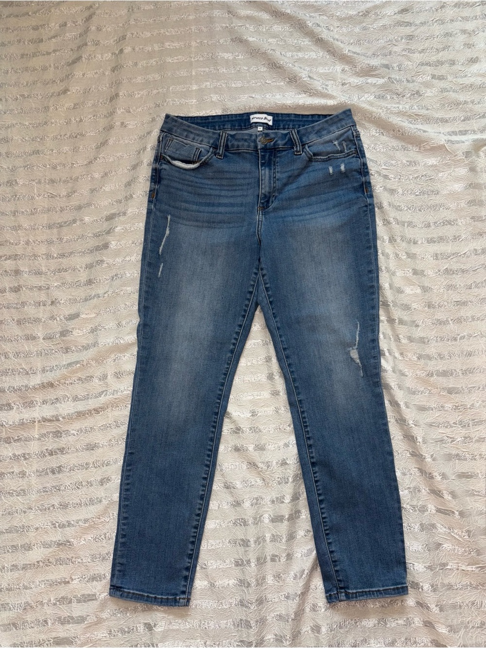 Classic Straight-Leg Distressed NWOT Women's Jeans in Medium Blue - size 31